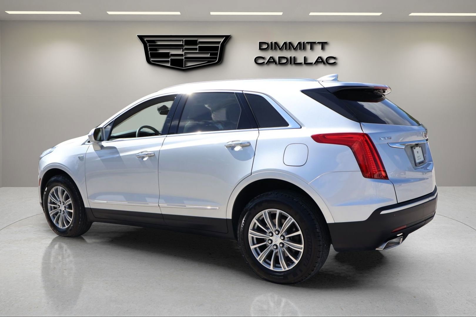 Used 2017 Cadillac XT5 Luxury w/ Driver Awareness Package FWD image 3