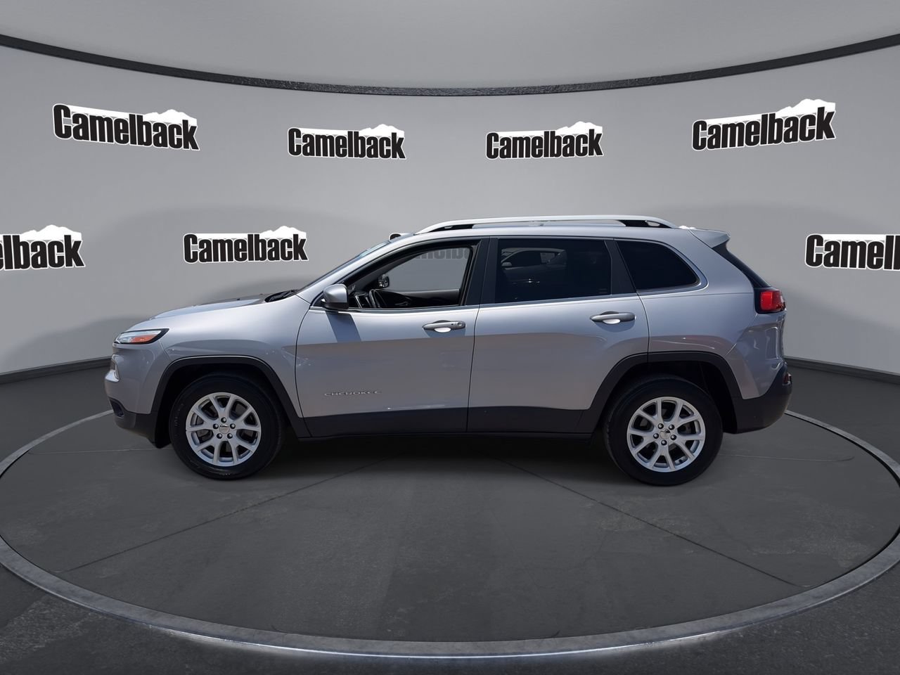 Used 2018 Jeep Cherokee Latitude Plus w/ Comfort/Convenience Group FWD image 4