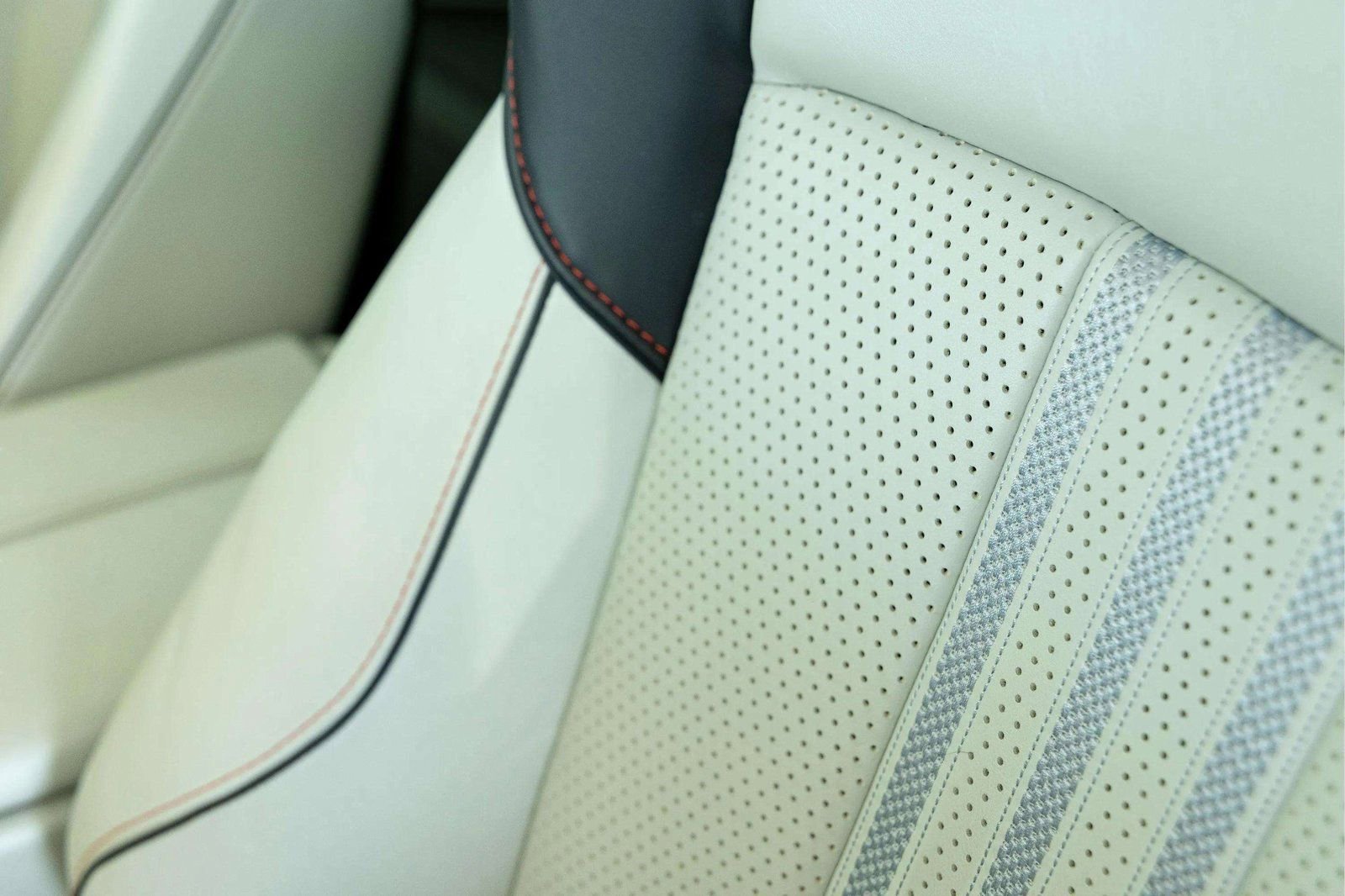 Used 2025 Aston Martin DBX 707 image 15