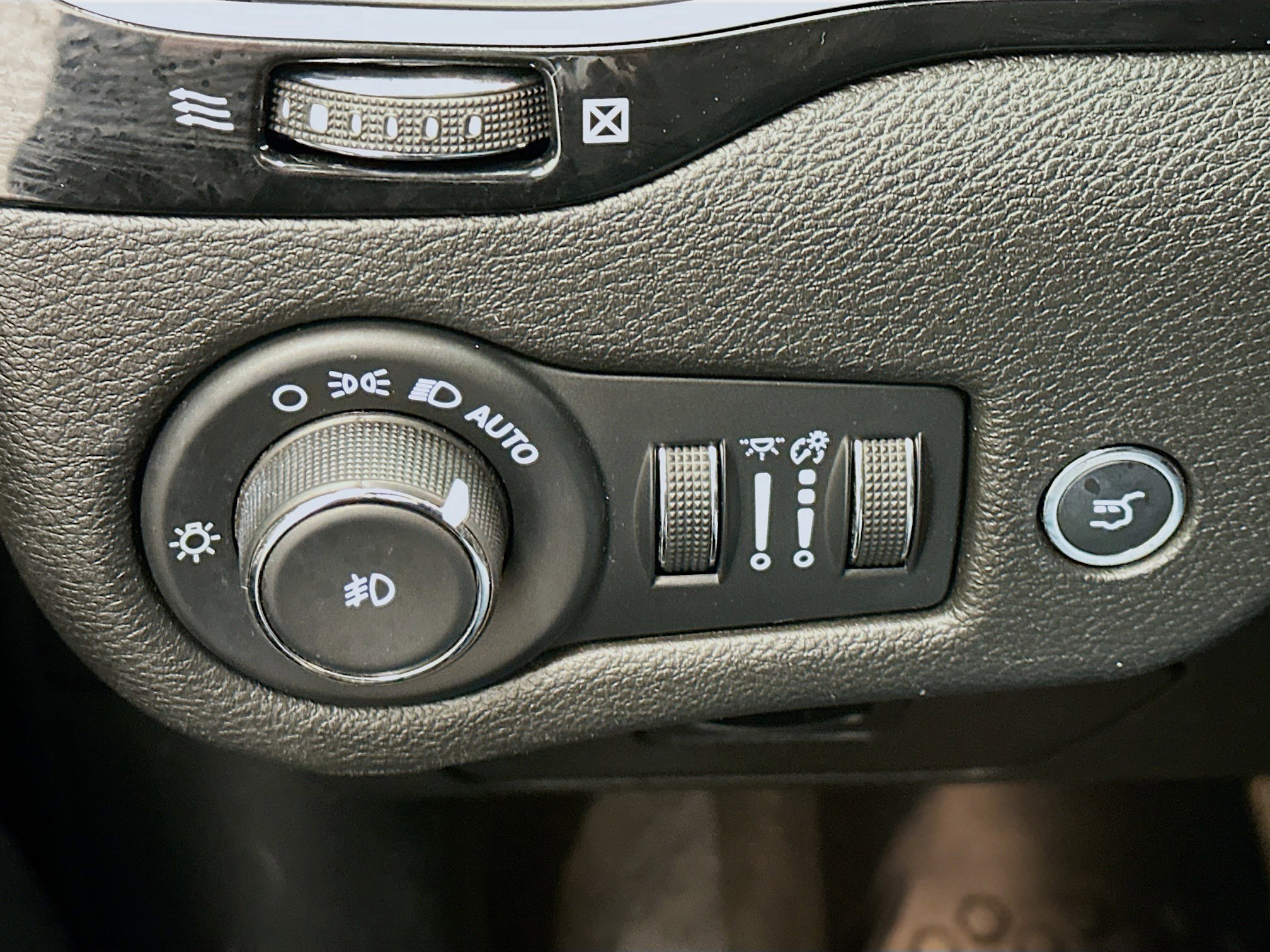 Used 2023 Jeep Cherokee Altitude Lux image 17