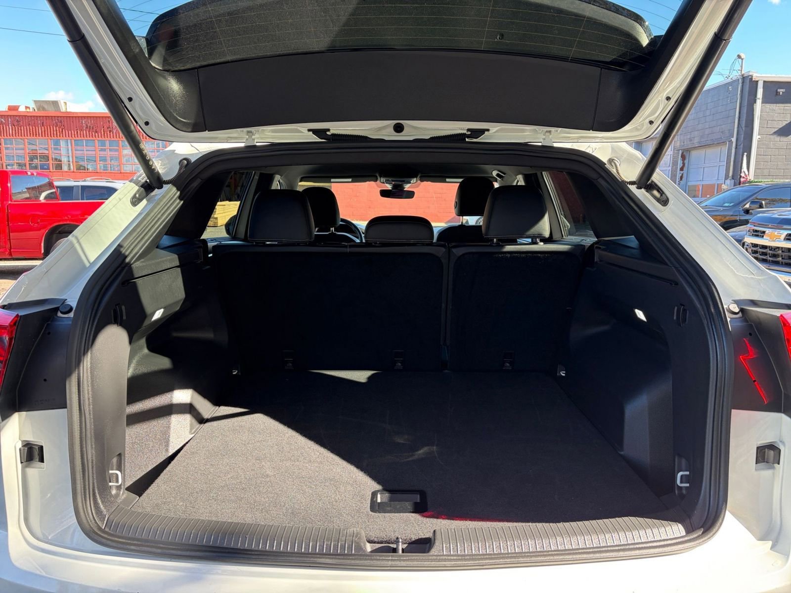 Used 2025 Volkswagen Atlas Cross Sport SE image 31