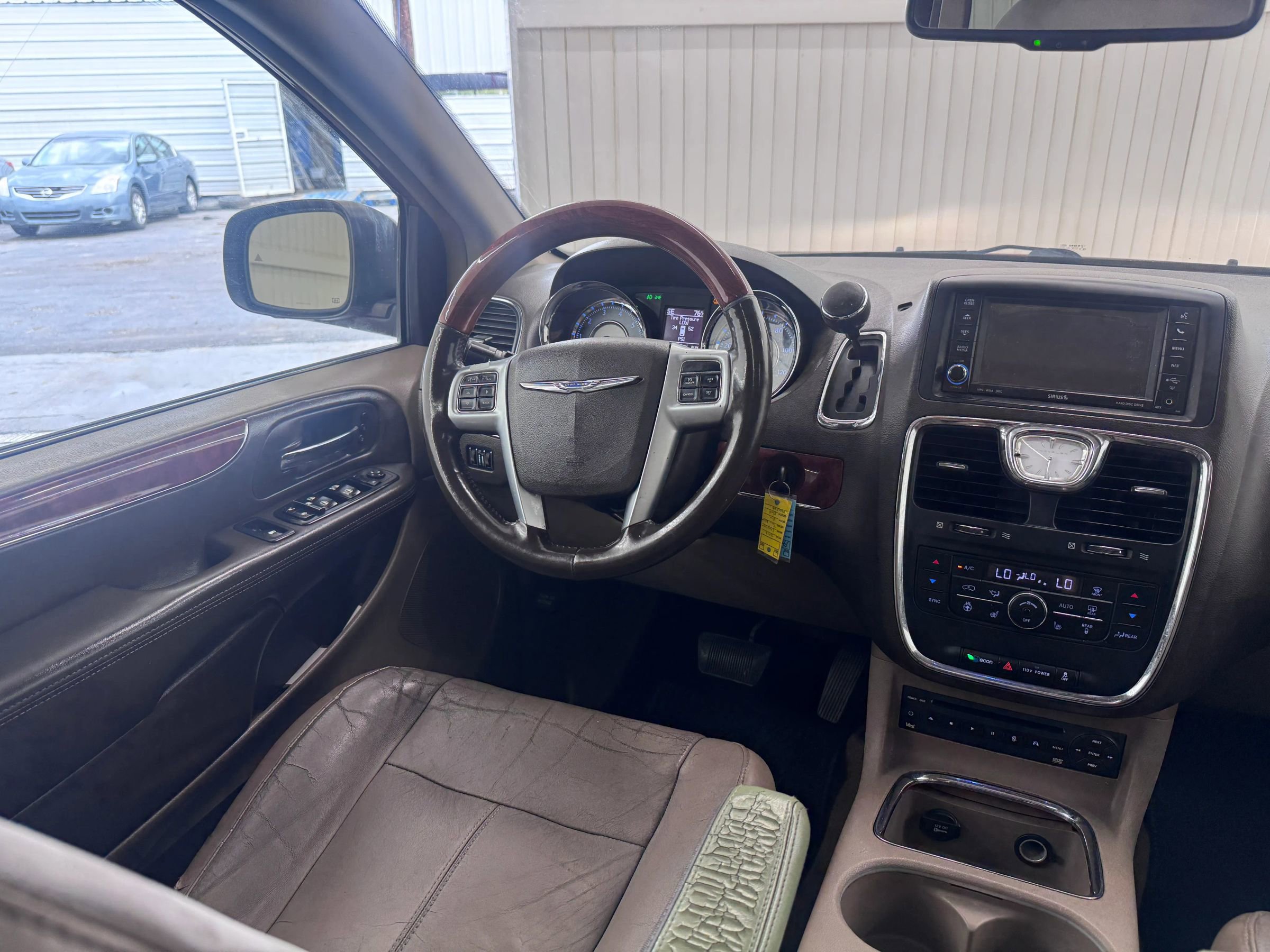 Used 2012 Chrysler Town & Country Limited w/ Luxury Group image 16