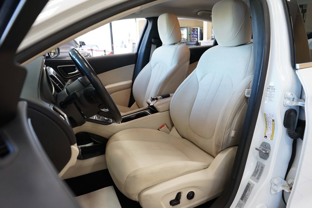 Used 2015 Chrysler 200 Limited w/ Convenience Group FWD image 2