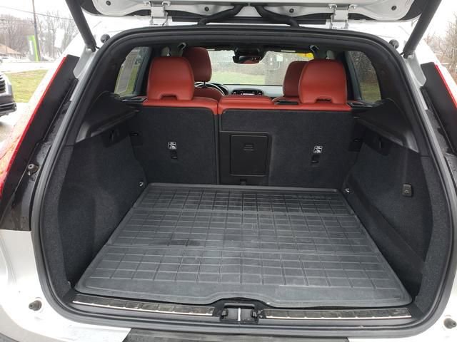 Used 2019 Volvo XC40 T4 Inscription image 5