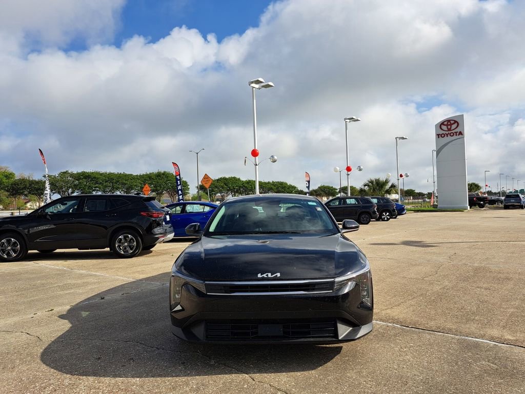 Used 2025 Kia K4 LXS image 2