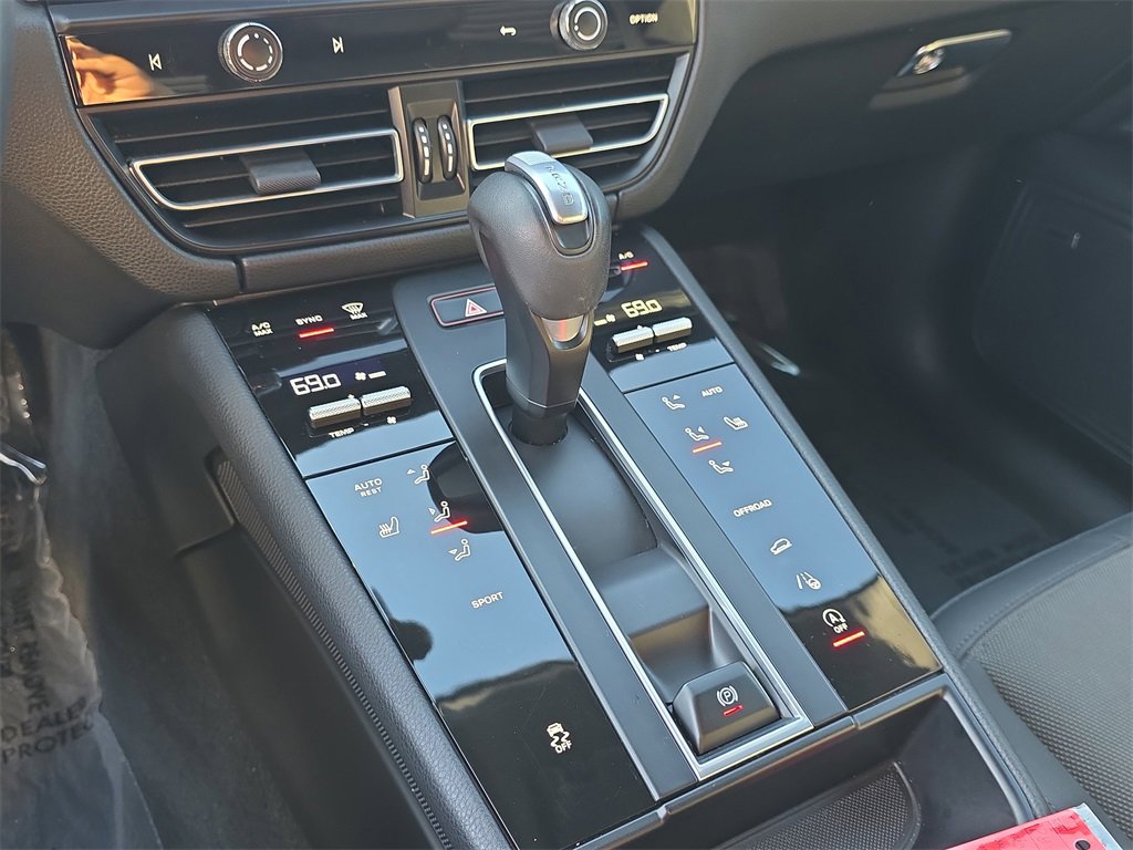 Certified 2022 Porsche Macan image 31