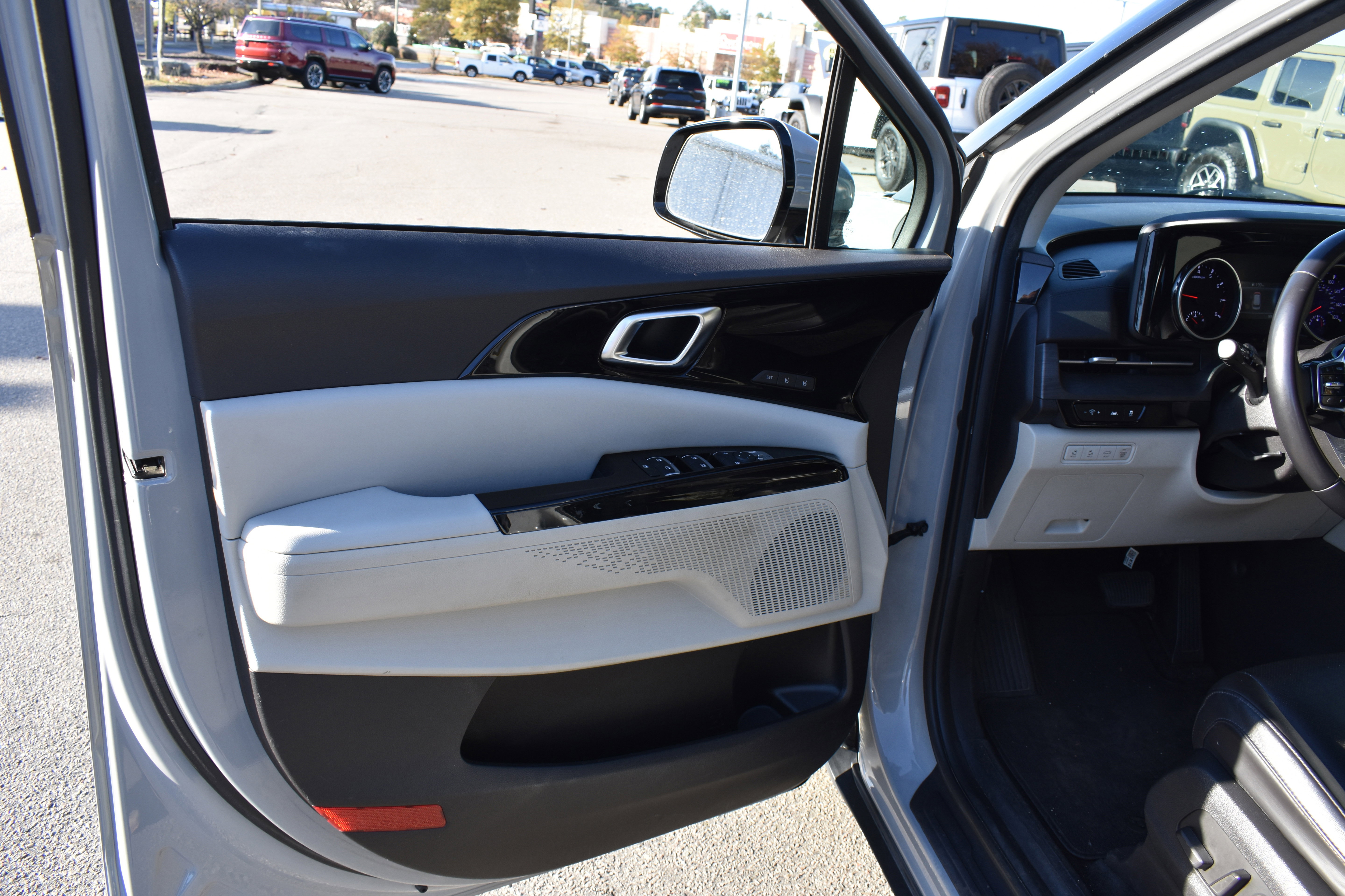 Used 2022 Kia Carnival SX image 25