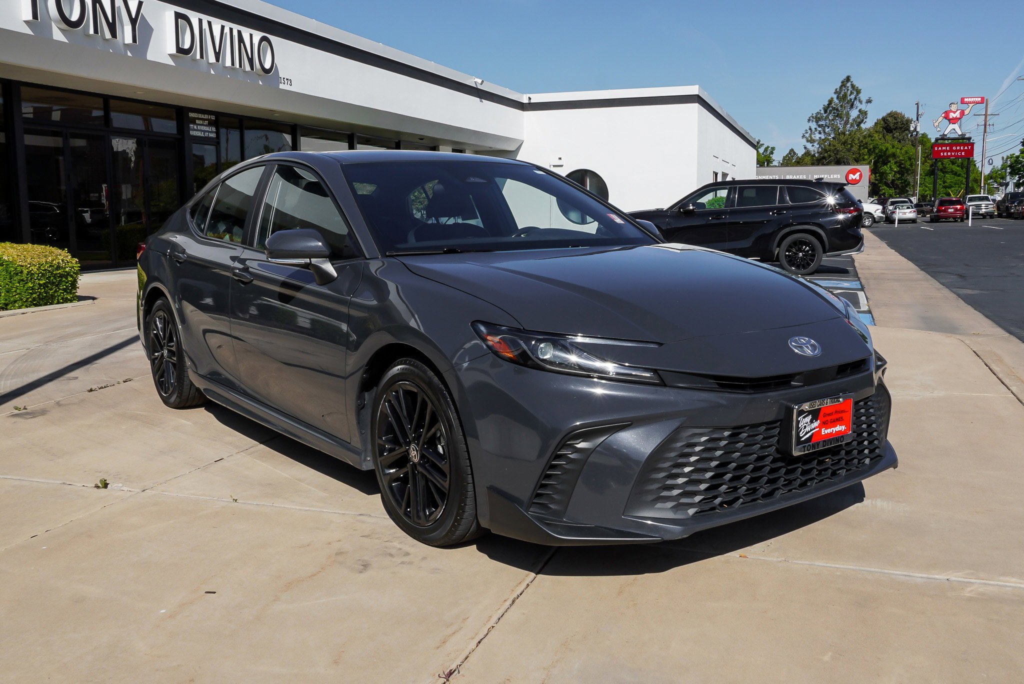 Used 2025 Toyota Camry SE FWD image 2