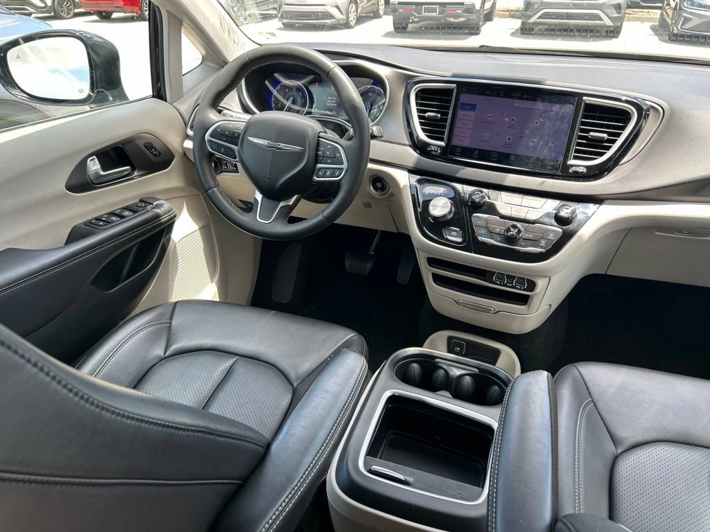 Used 2024 Chrysler Pacifica Touring-L FWD image 9