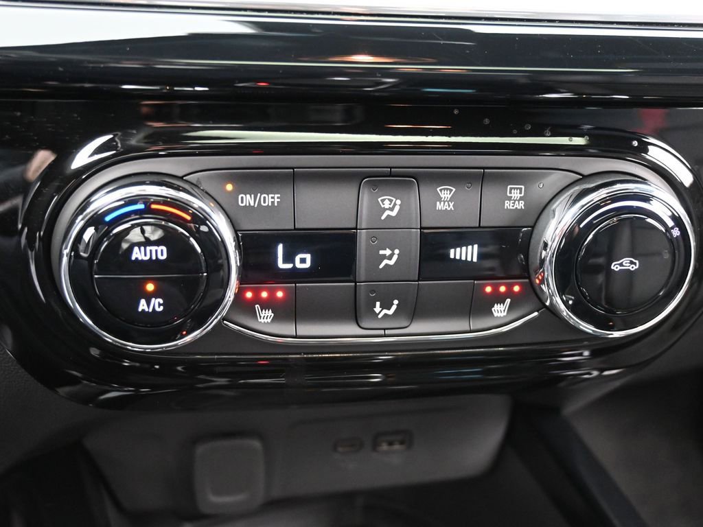 Used 2024 Chevrolet Trax RS w/ Sunroof Package image 21