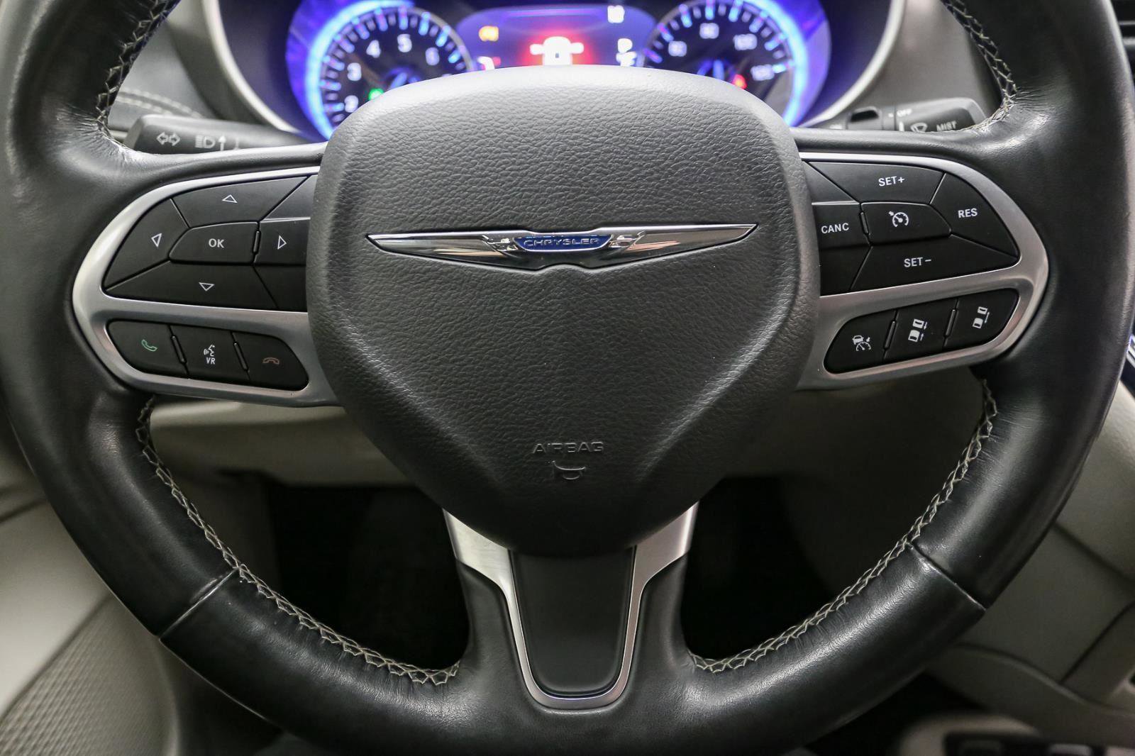 Used 2021 Chrysler Pacifica Touring-L image 35