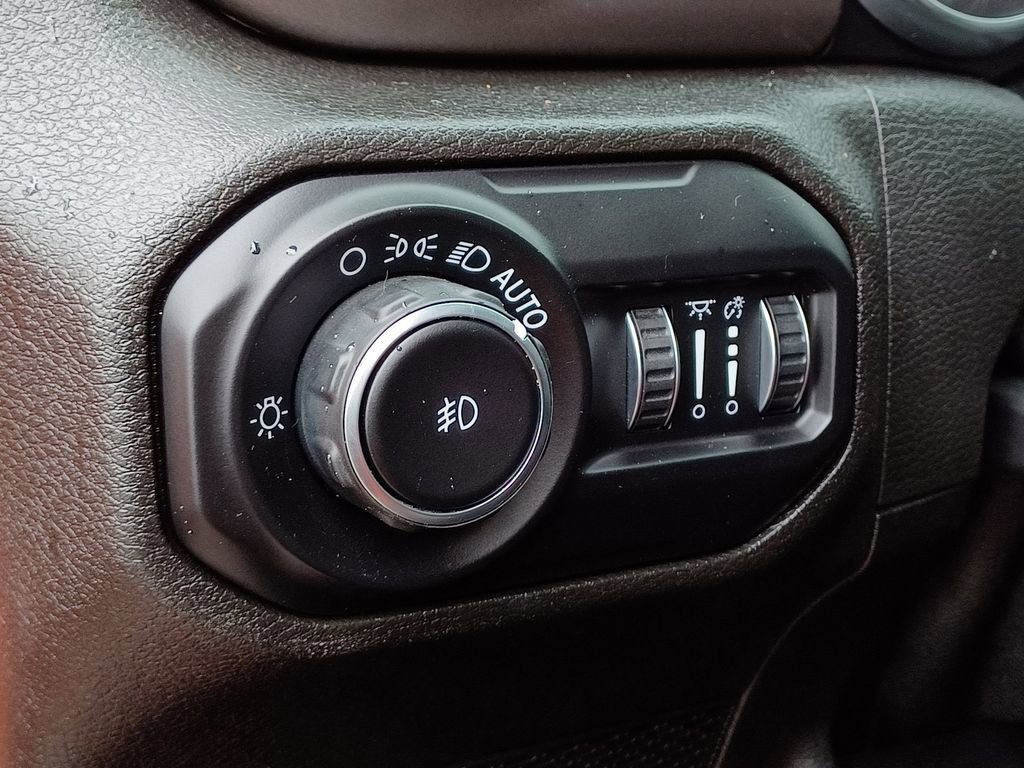 Used 2019 Jeep Wrangler Rubicon w/ Uconnect 4C Nav & Sound Group AWD/4WD image 13