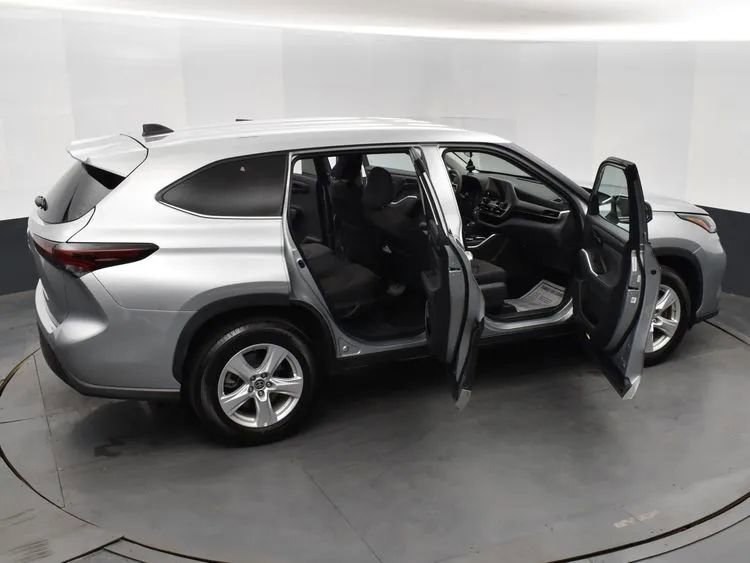Used 2025 Toyota Highlander LE FWD image 6