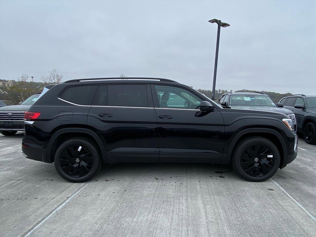 New 2026 Volkswagen Atlas SE FWD image 2