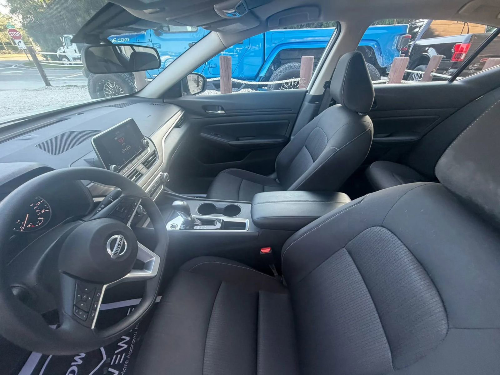 Used 2025 Nissan Altima 2.5 SV FWD image 11