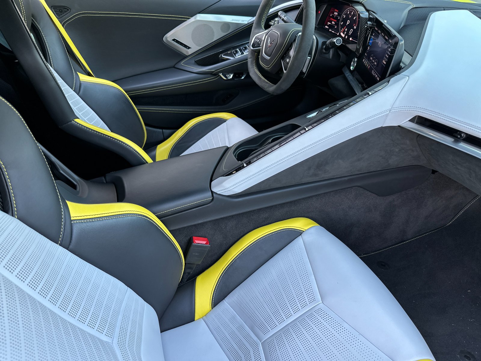 Used 2022 Chevrolet Corvette Stingray Premium Conv w/ Z51 Performance Package RWD image 15