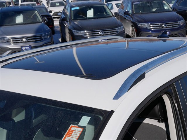 Certified 2025 Volkswagen Taos SE w/ Panoramic Sunroof Package image 11