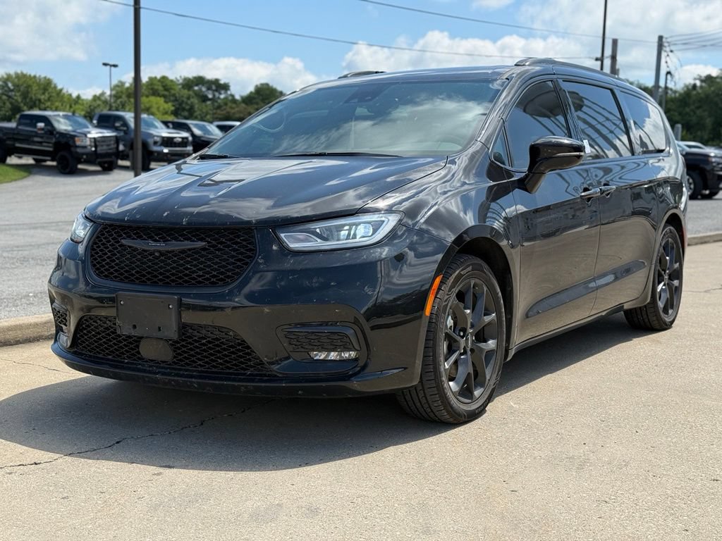 Used 2025 Chrysler Pacifica Limited FWD image 2