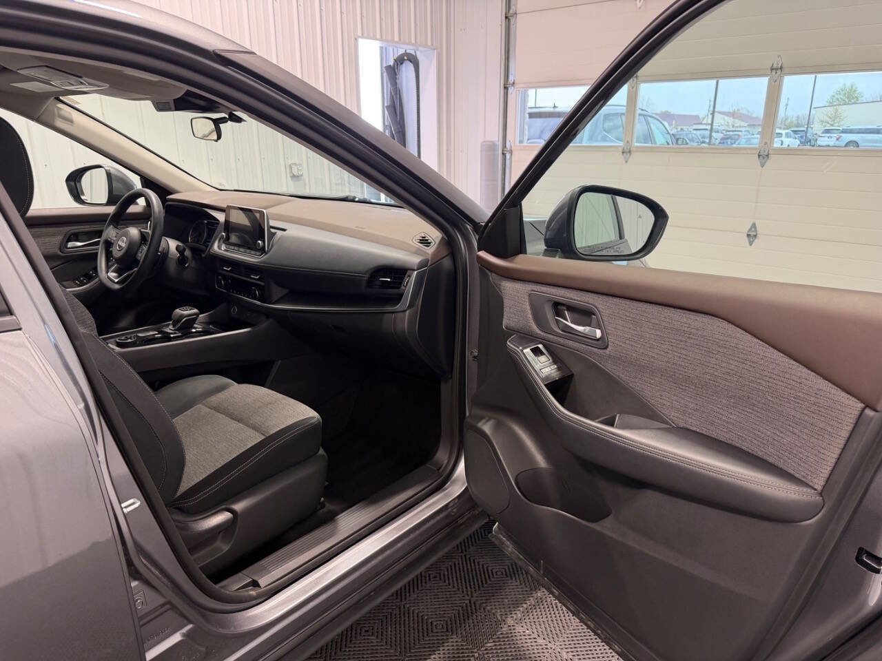 Used 2023 Nissan Rogue SV AWD/4WD image 10