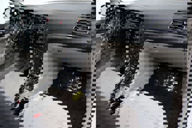 Used 2018 Volkswagen Golf SE image 25