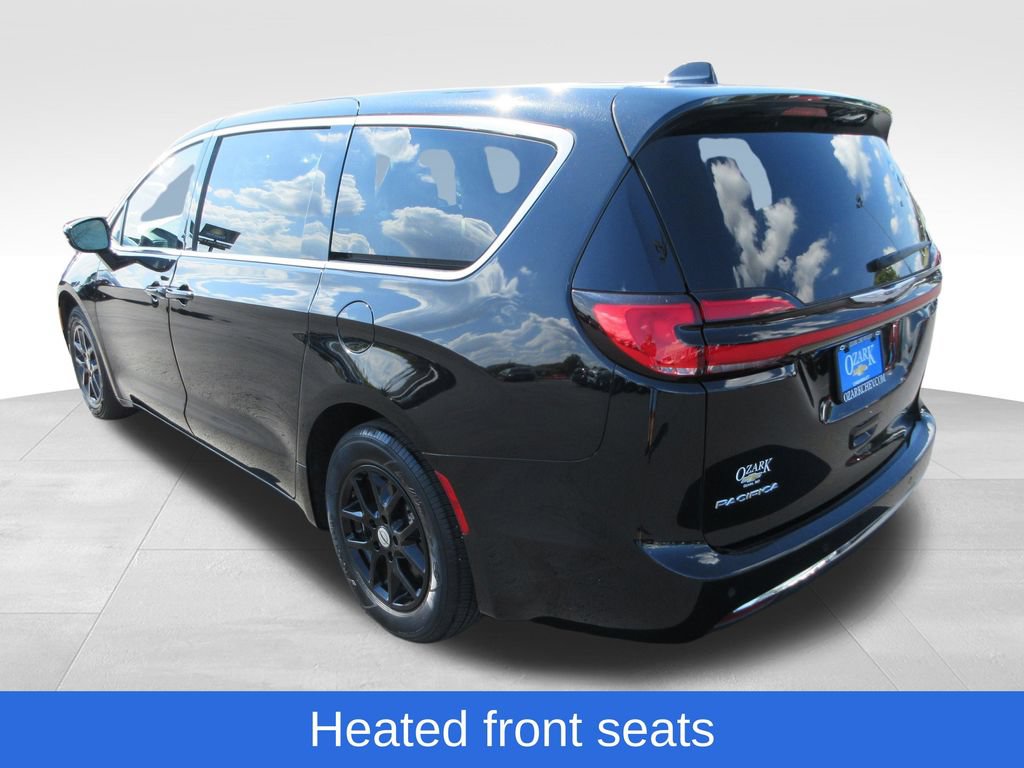 Used 2024 Chrysler Pacifica Touring-L FWD image 3