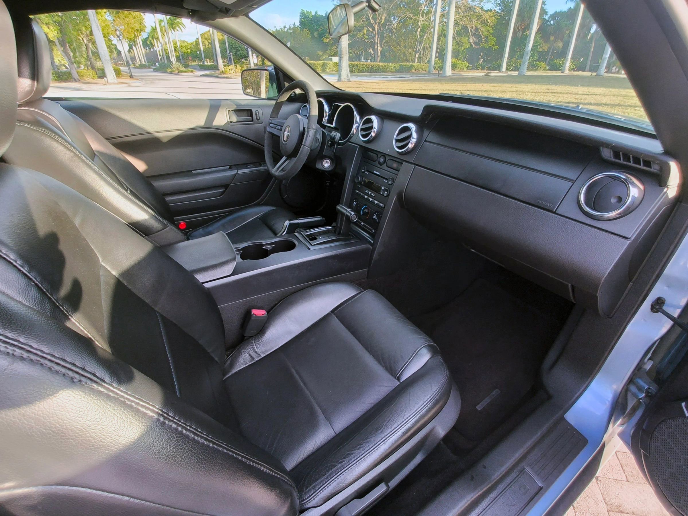 Used 2007 Ford Mustang Deluxe Convertible image 41