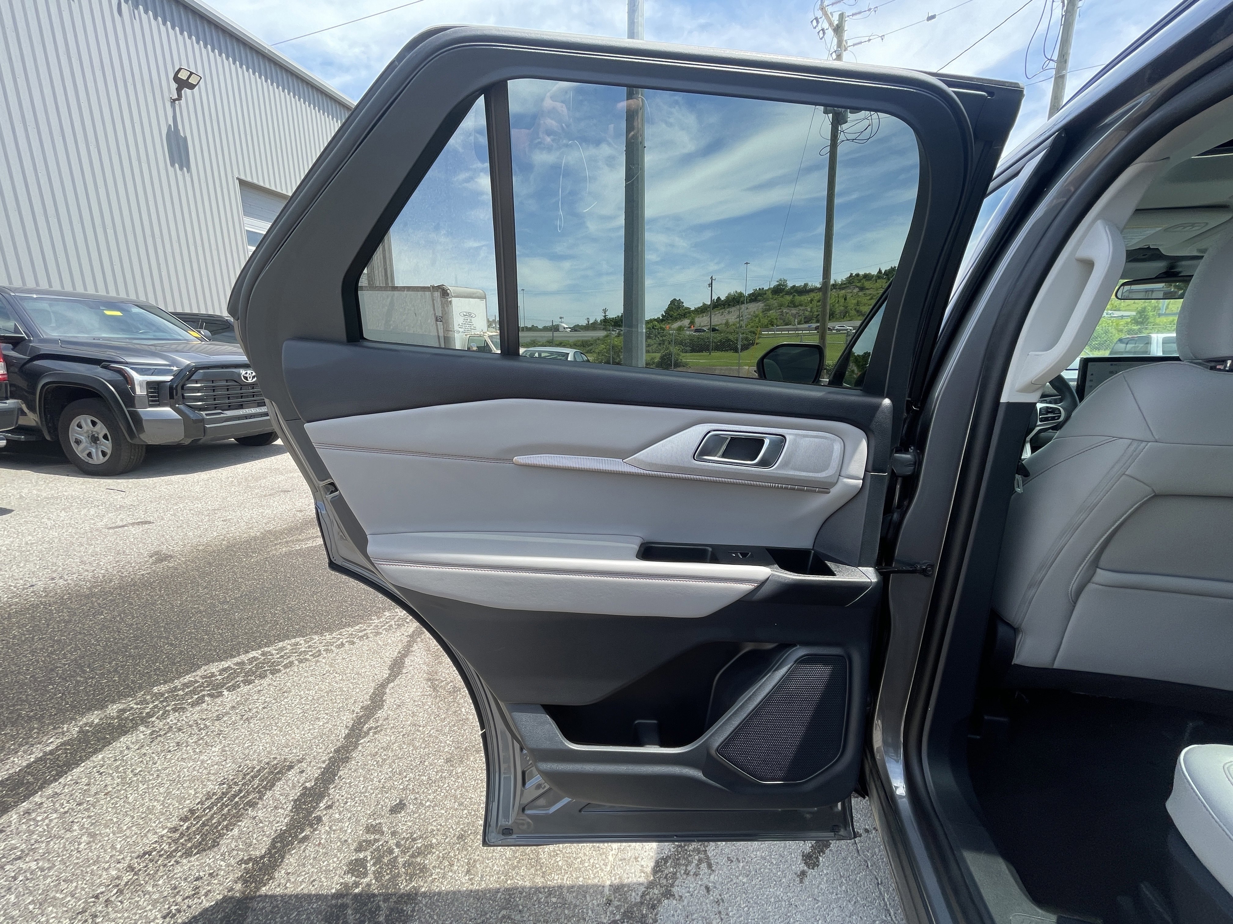 Used 2025 Ford Explorer Active w/ Active Comfort Package AWD/4WD image 17