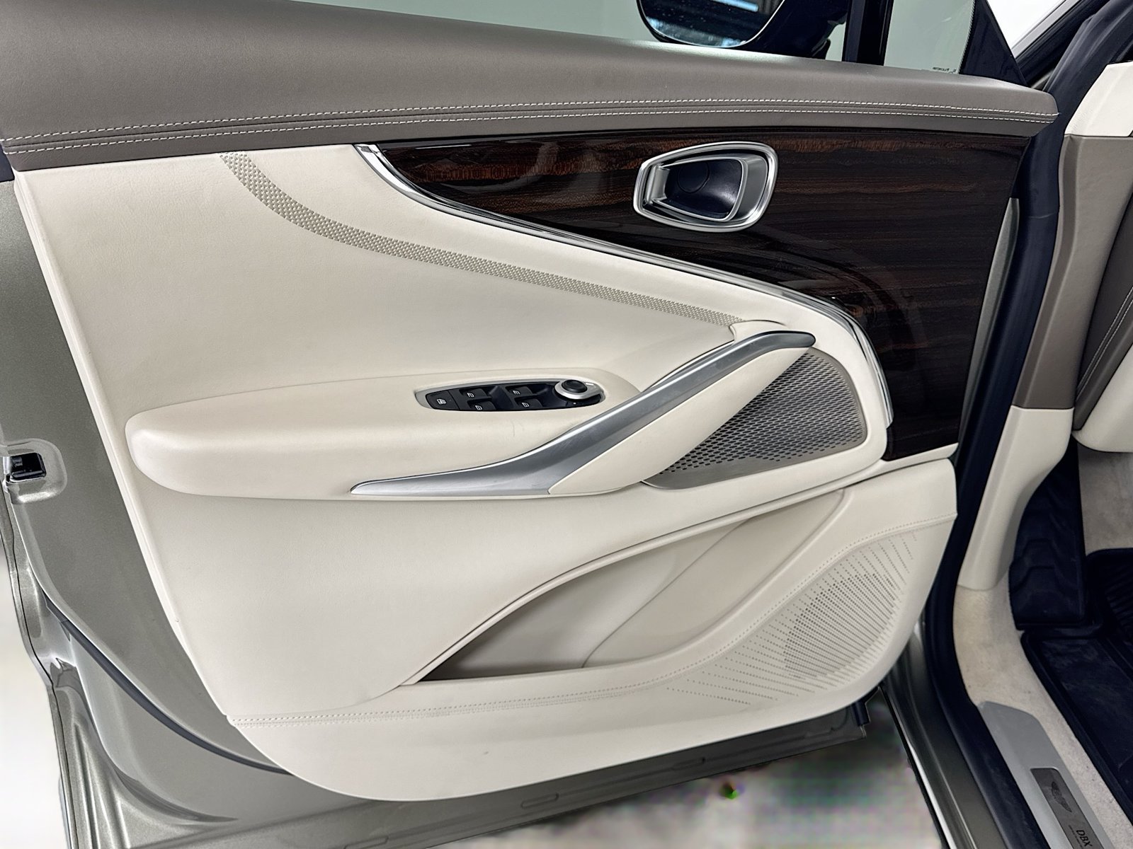 Used 2025 Aston Martin DBX 707 AWD/4WD image 16