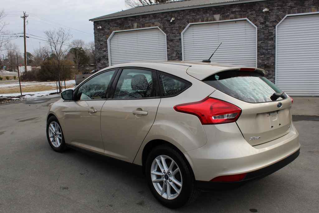 Used 2017 Ford Focus SE w/ Cold Weather Package image 9