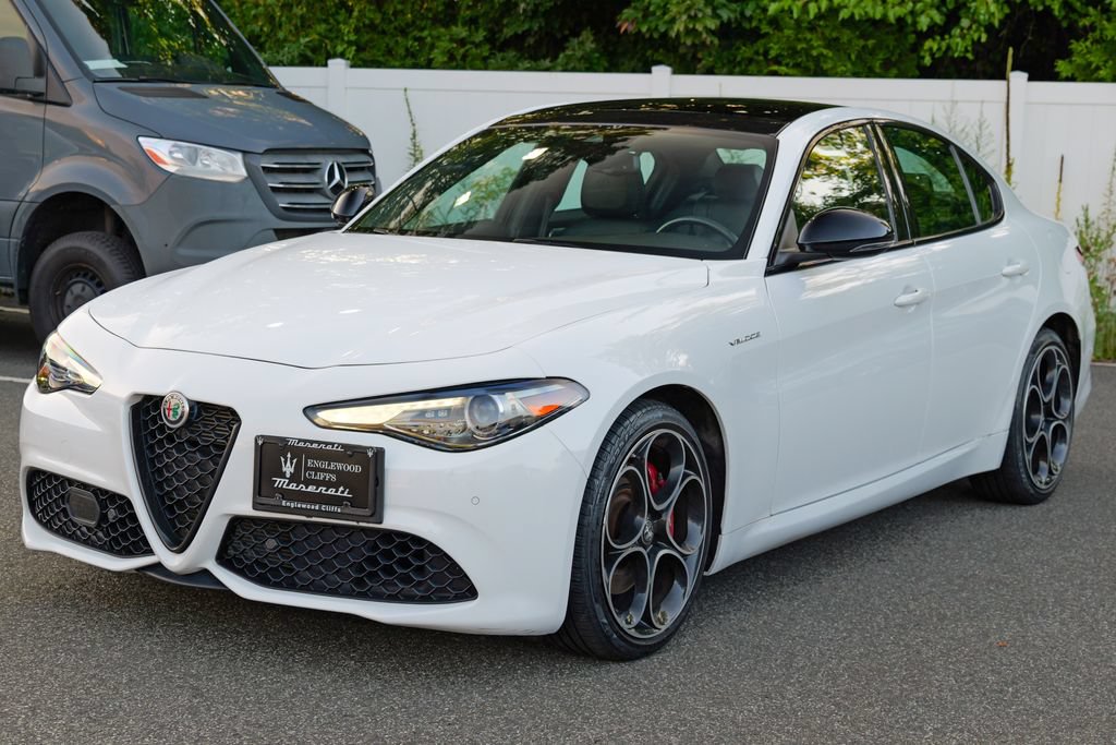 Used 2023 Alfa Romeo Giulia Veloce AWD/4WD image 3