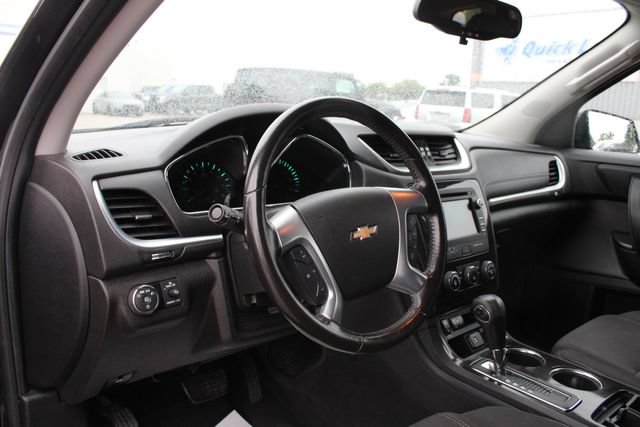 Used 2017 Chevrolet Traverse LT FWD image 2