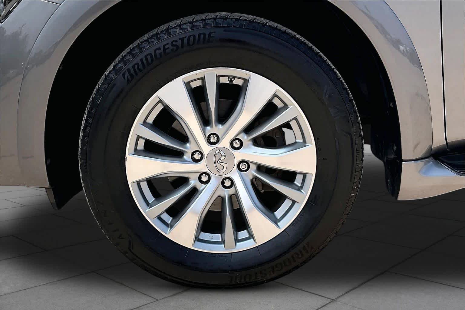 Used 2016 INFINITI QX80 2WD w/ Driver's Assistance Package image 11