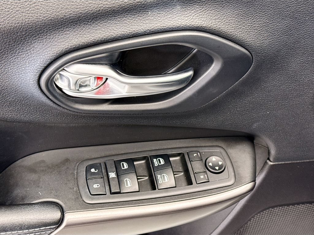 Used 2019 Jeep Cherokee Latitude Plus w/ Comfort/Convenience Group AWD/4WD image 21