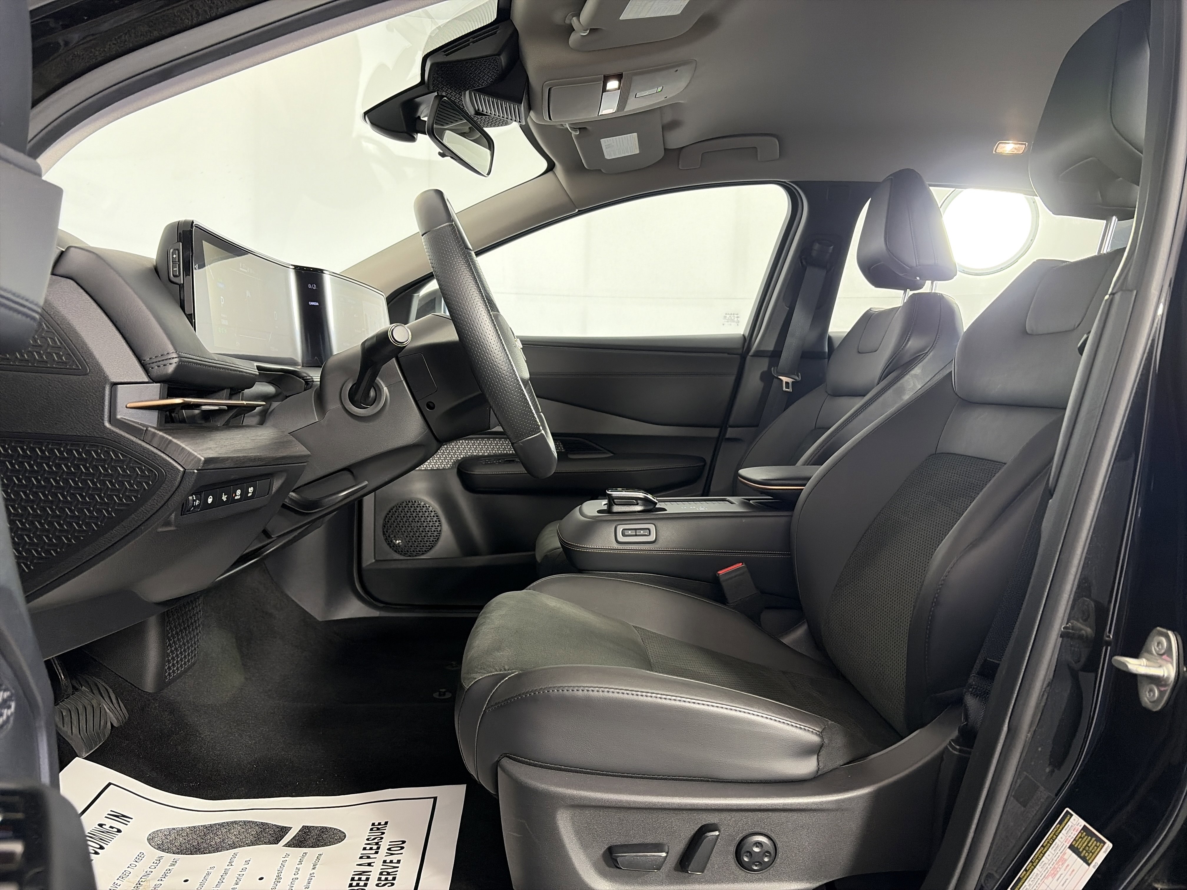 Used 2023 Nissan Ariya AWD image 6