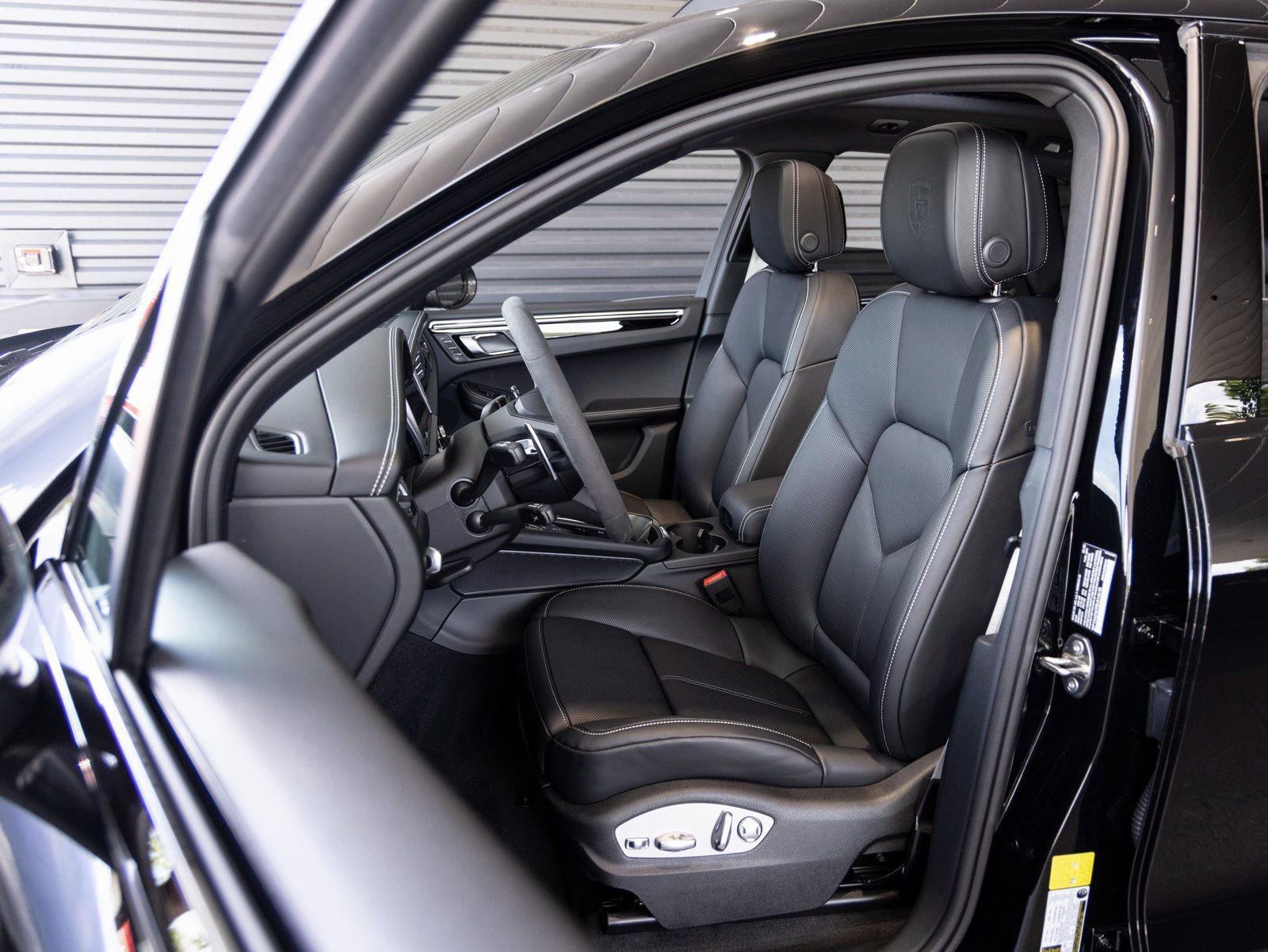 New 2025 Porsche Macan Turbo image 5