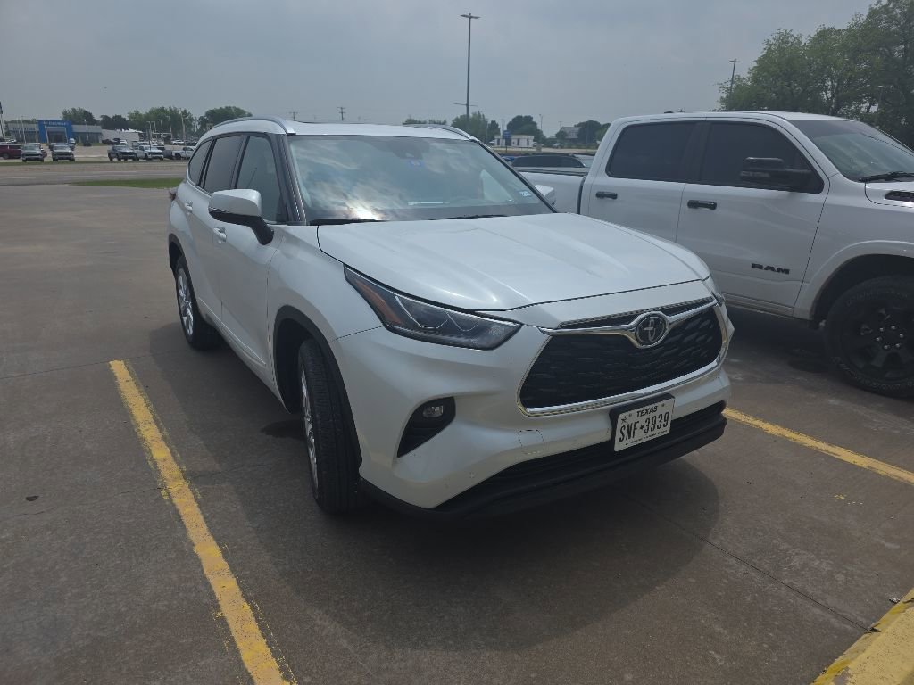 Used 2023 Toyota Highlander Limited FWD image 1