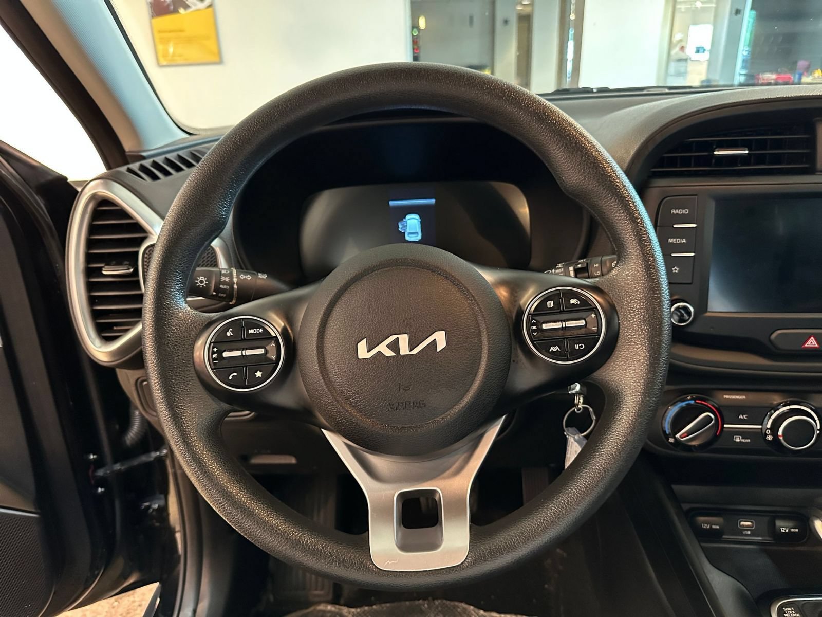 Used 2025 Kia Soul LX w/ LX Technology Package FWD image 28