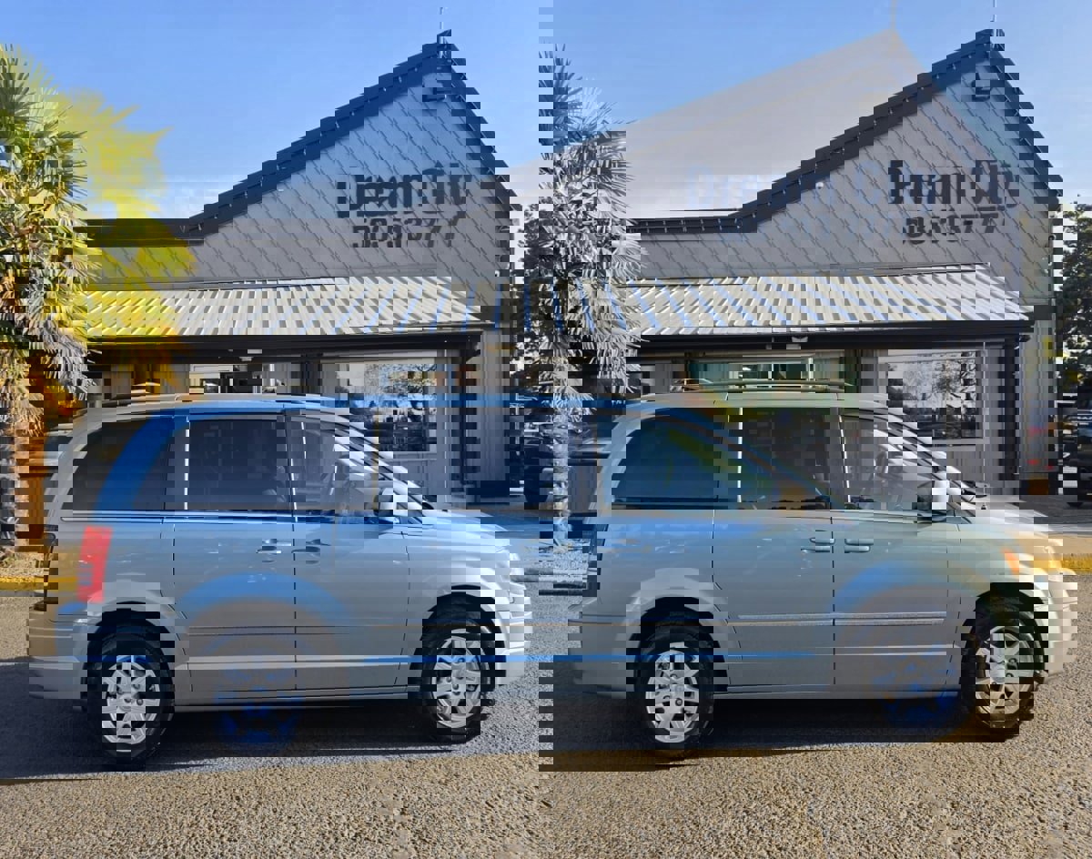 Used 2010 Chrysler Town & Country Touring FWD image 2