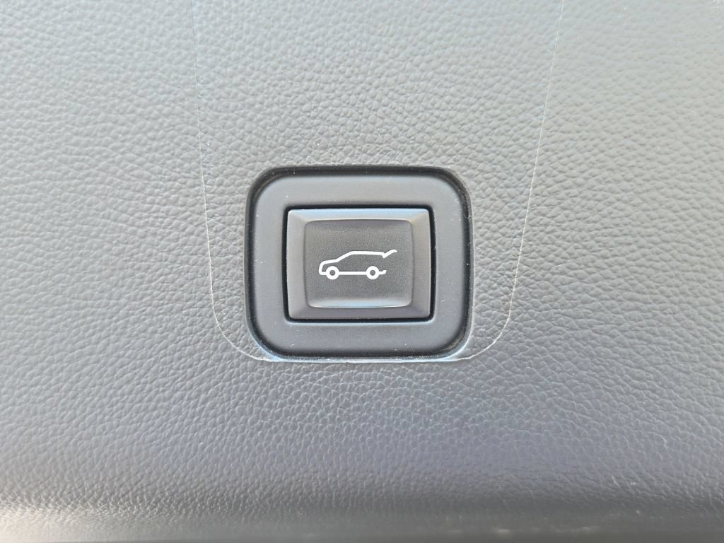 Used 2023 Chevrolet Traverse LT w/ LPO, Floor Liner Package AWD/4WD image 16