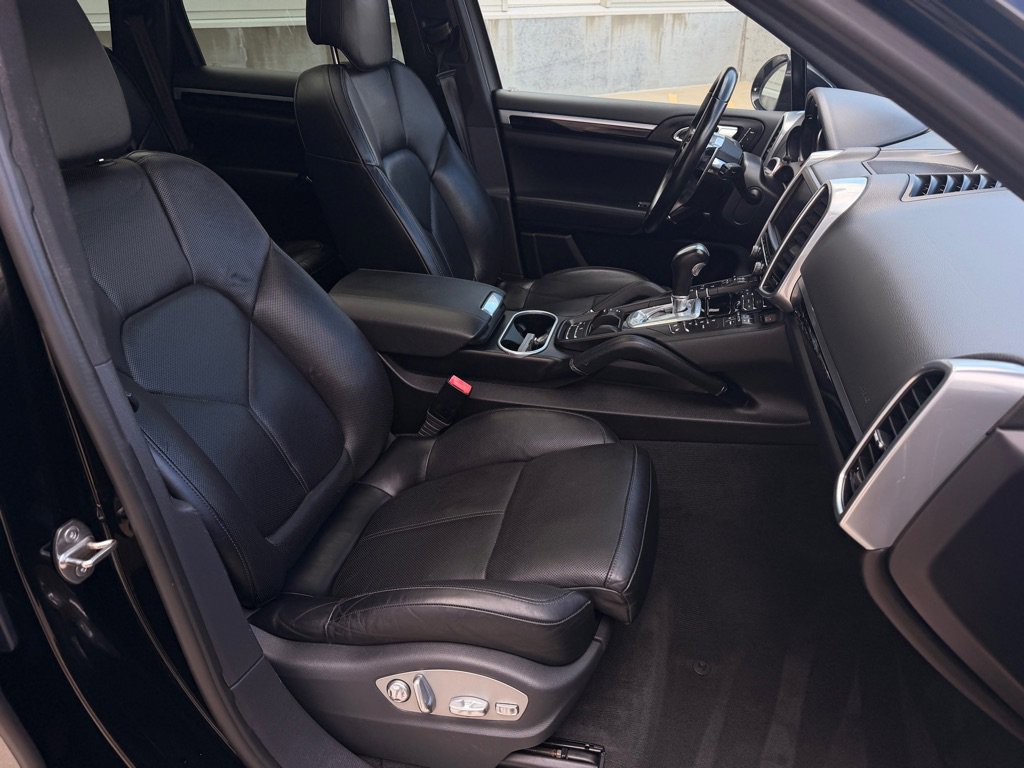Used 2016 Porsche Cayenne w/ Premium Package AWD/4WD image 23