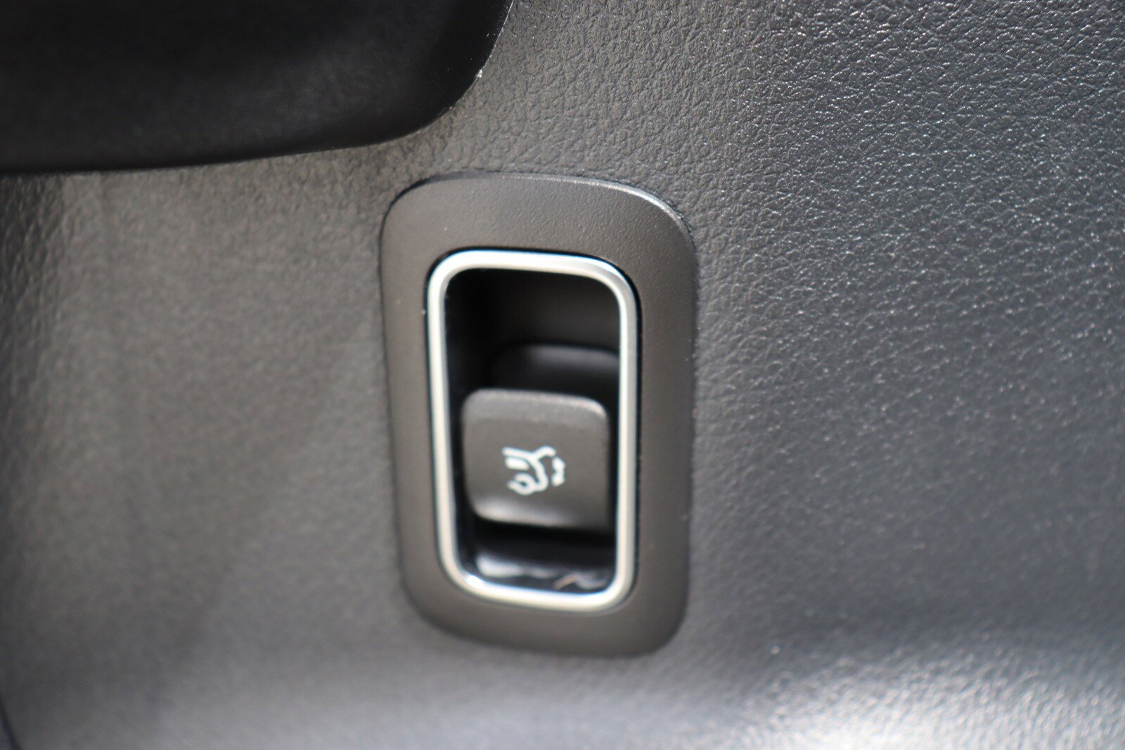 Used 2024 Mercedes-Benz GLB 250 w/ Driver Assistance Package image 26