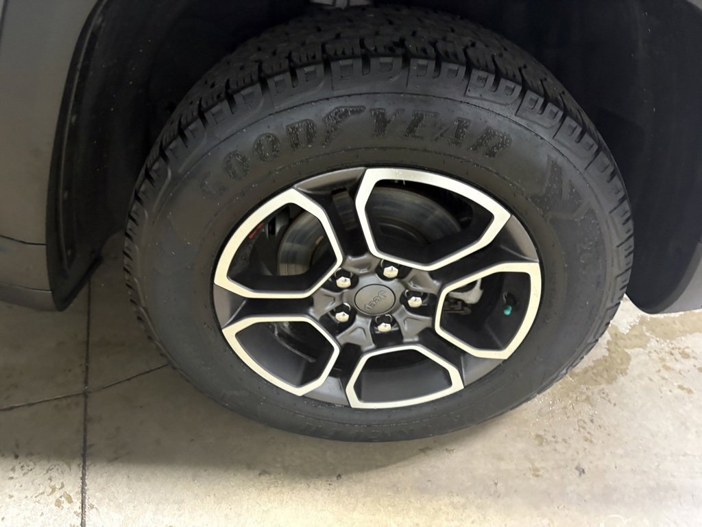 Used 2022 Jeep Grand Cherokee Trailhawk w/ Luxury Tech Group III image 30