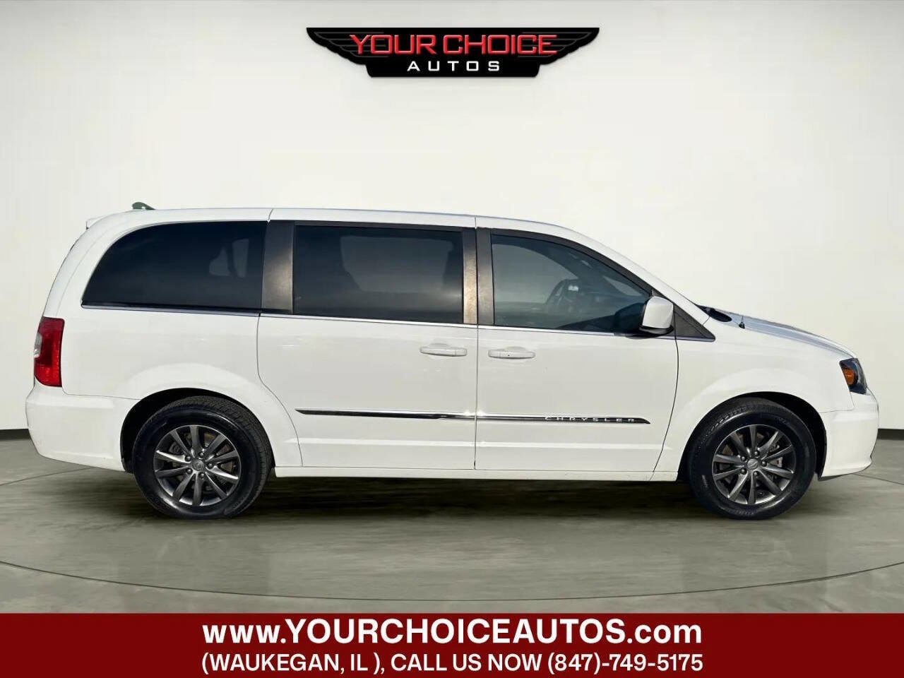 Used 2016 Chrysler Town & Country S FWD image 8