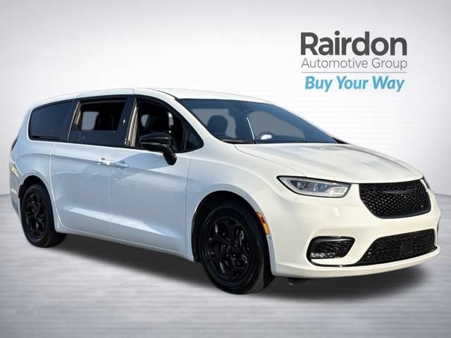 Used 2024 Chrysler Pacifica Limited FWD image 1