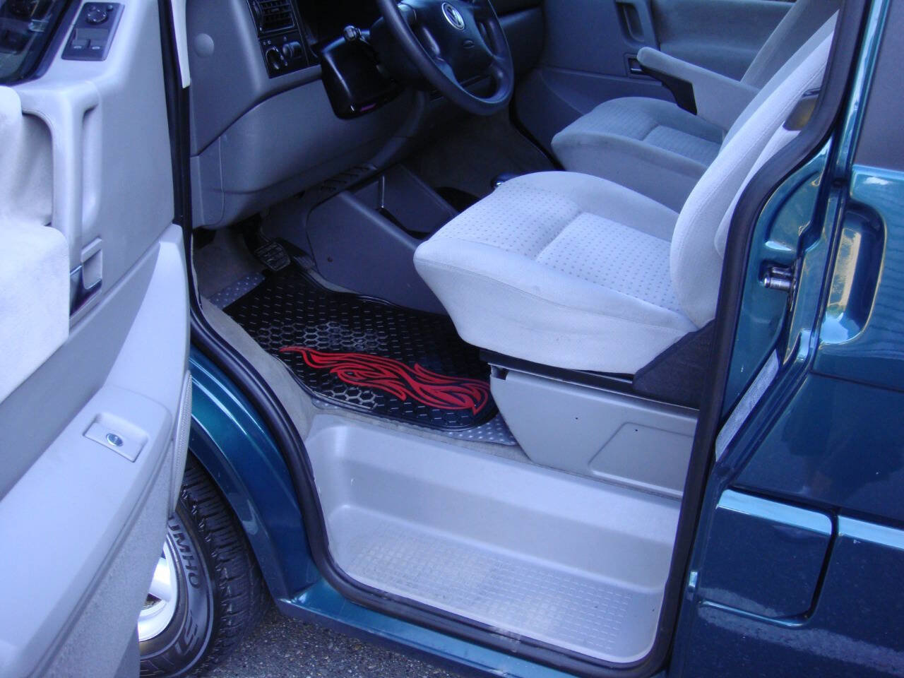 Used 2003 Volkswagen Eurovan MV image 11