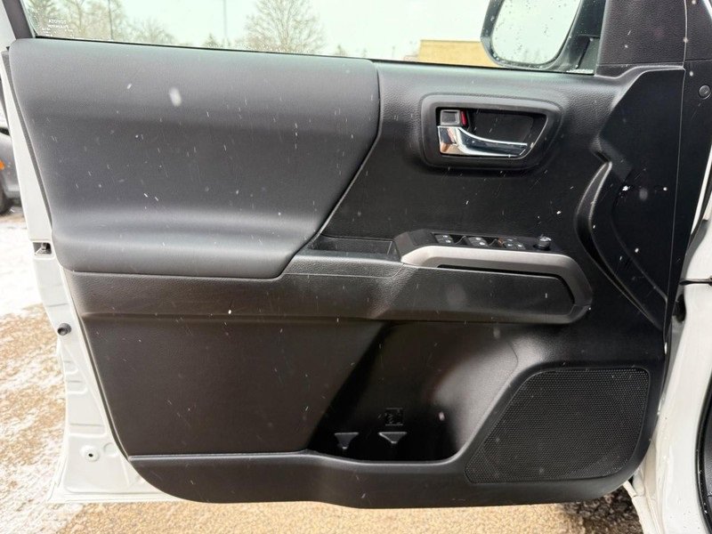 Used 2022 Toyota Tacoma TRD Off-Road image 19