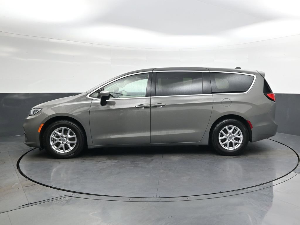 Used 2023 Chrysler Pacifica Touring-L image 8