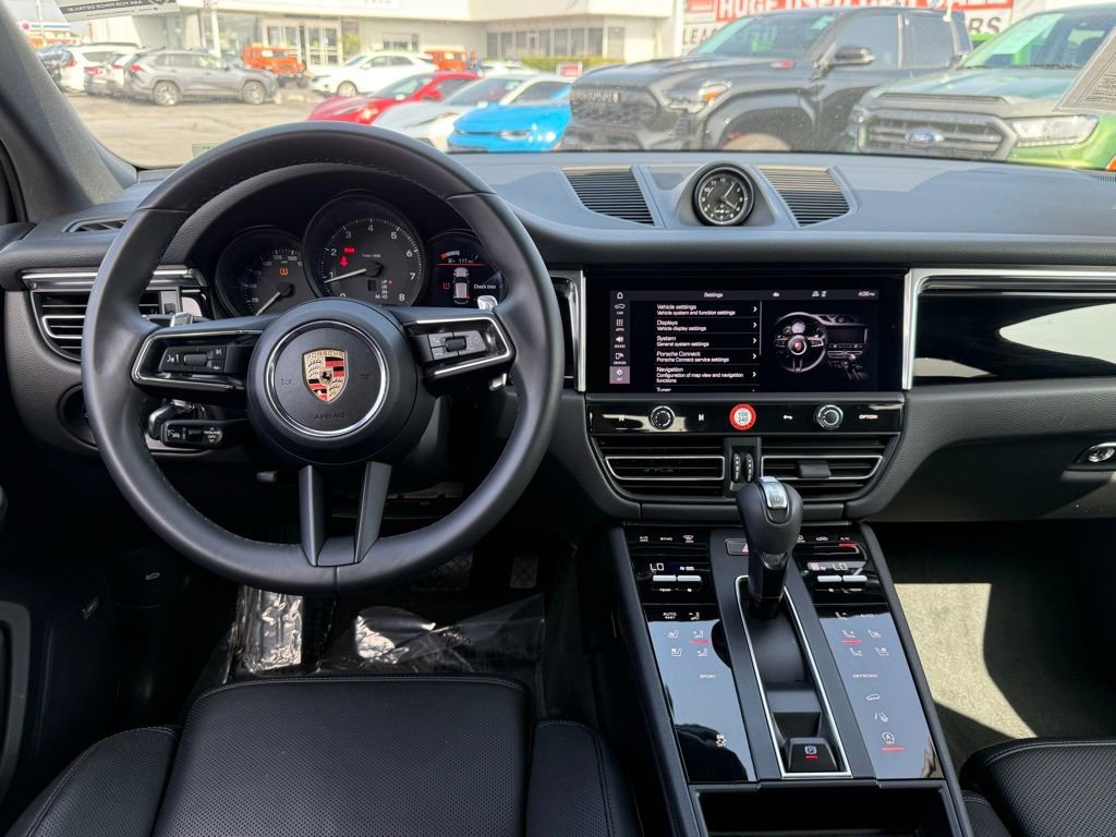 Used 2025 Porsche Macan image 38