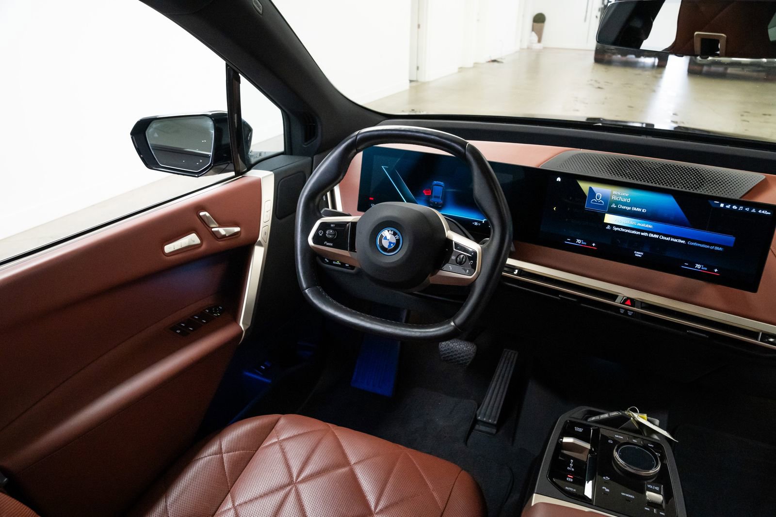 Used 2023 BMW iX xDrive50 w/ Sport Package image 10