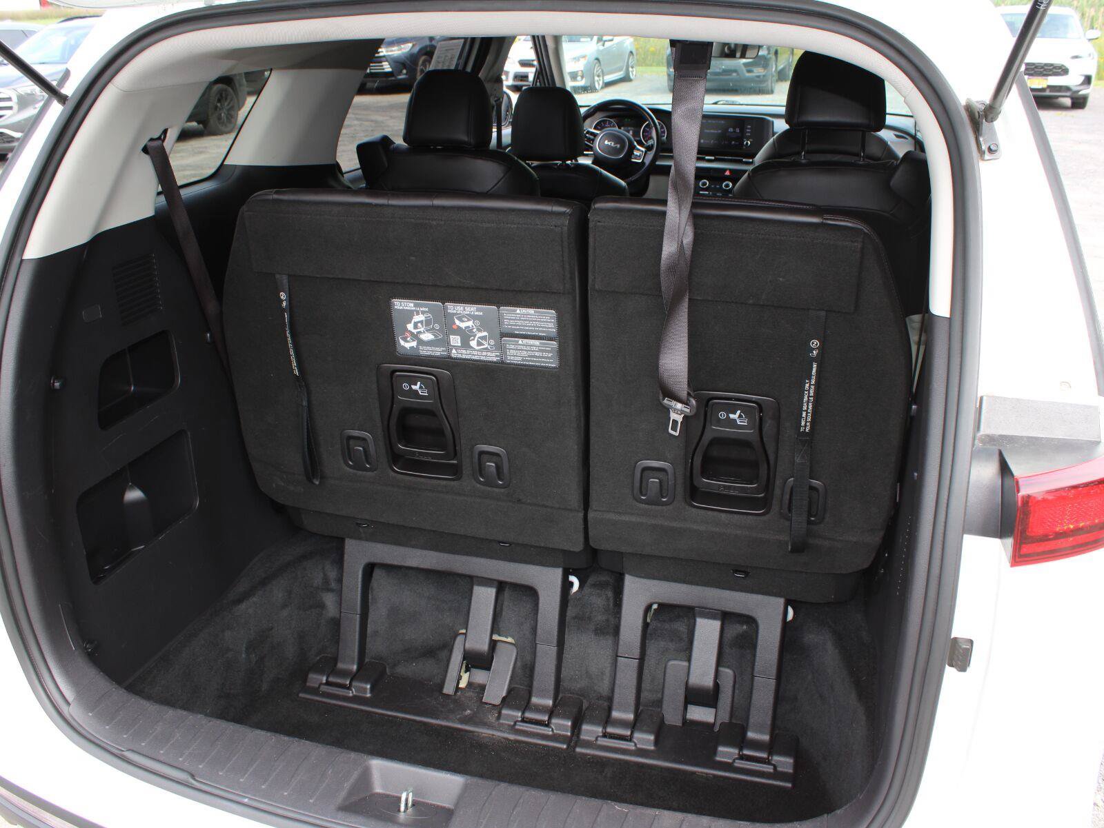 Used 2024 Kia Carnival LX FWD image 8
